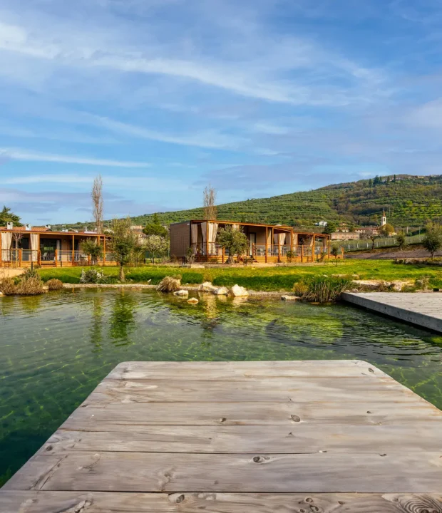Biopiscina con Pontili in Legno del Glamping Val di Venere a Verona