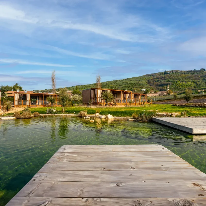 Biopiscina con Pontili in Legno del Glamping Val di Venere a Verona