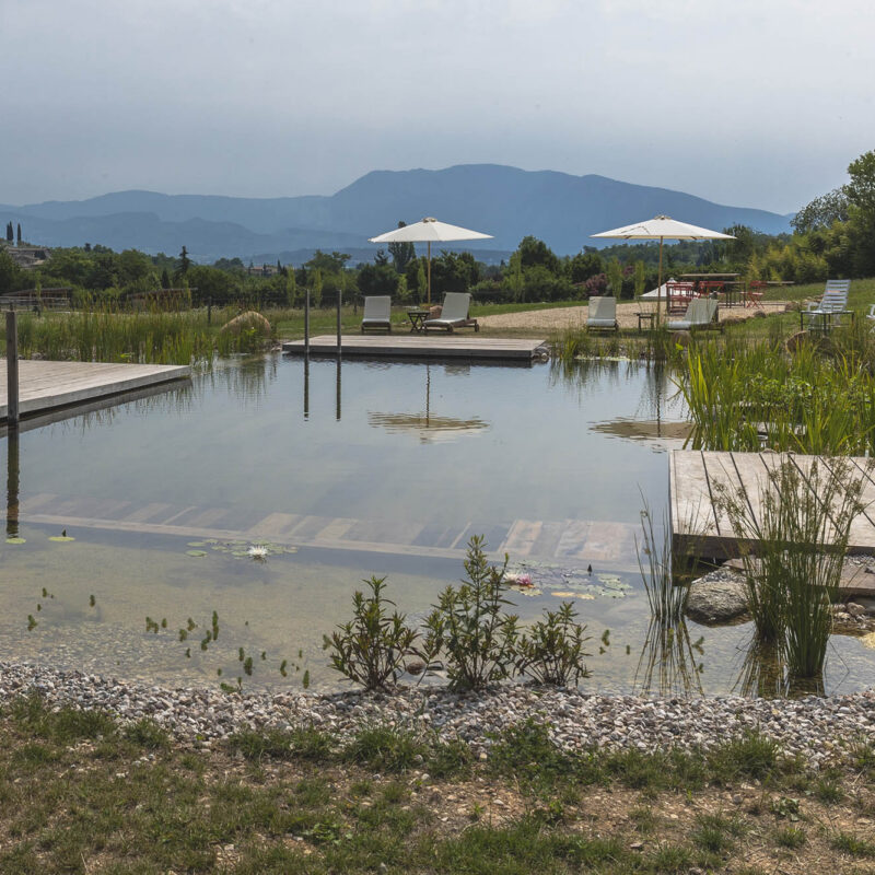 Biopiscina con Vasca in Legno a Casa Viva, Lago di Garda