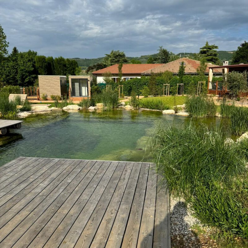 Pontile in Legno della Biopiscina nel Glamping Val di Venere a Verona