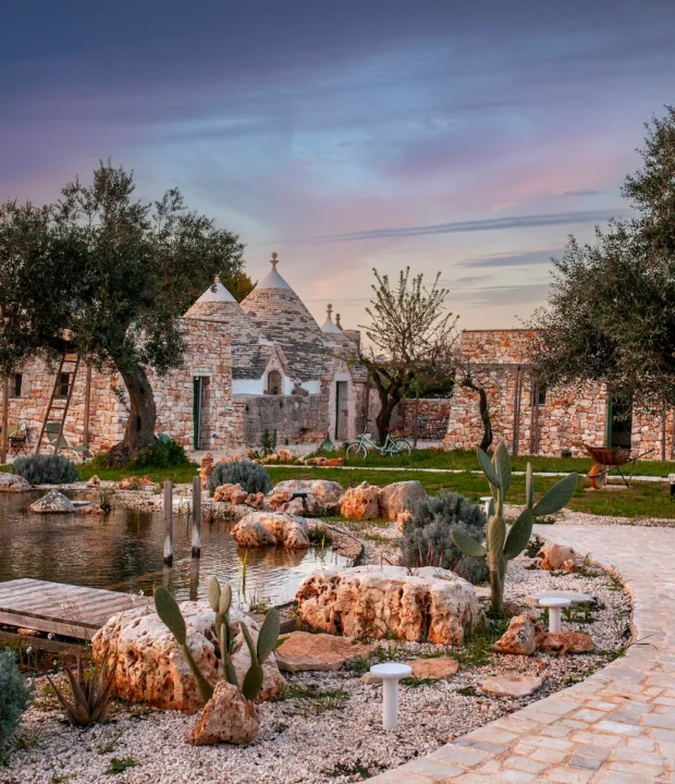 Biopiscina immersa nei trulli e olivi secolari Pugliesi