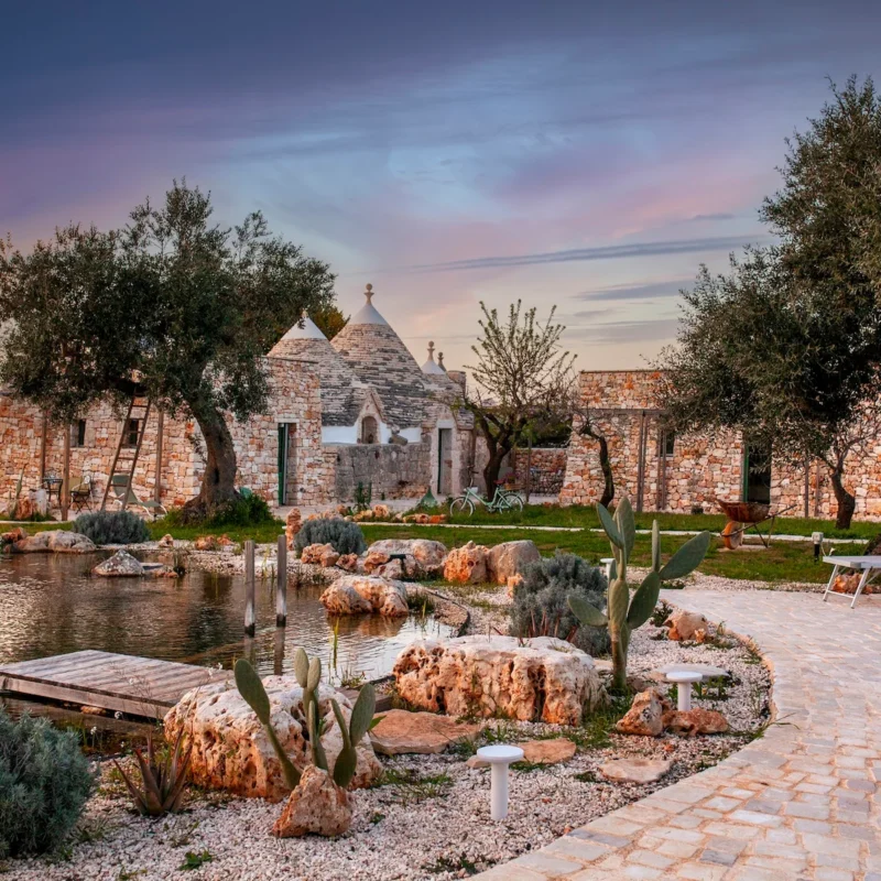 Biopiscina immersa nei trulli e olivi secolari Pugliesi